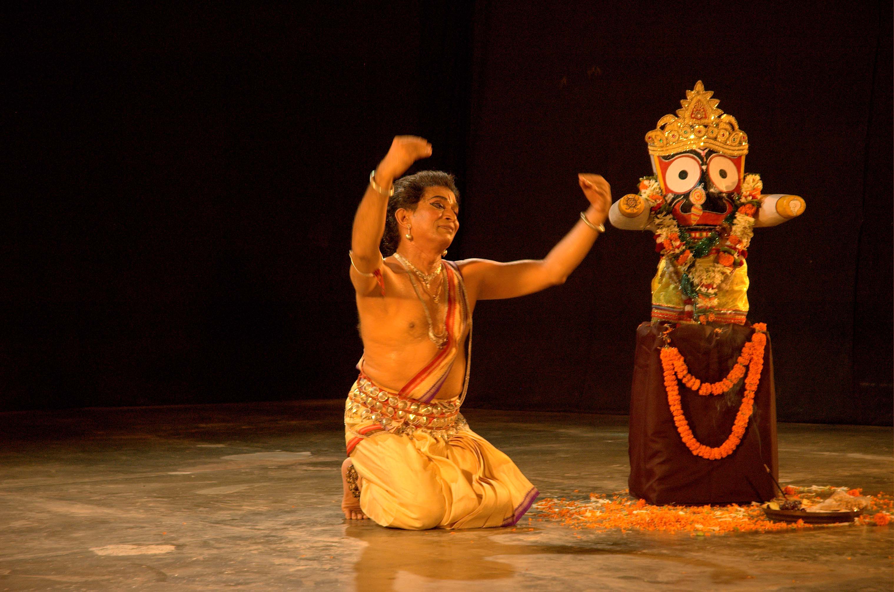 Mangalacharan, offering prayer to Lord Jagannath