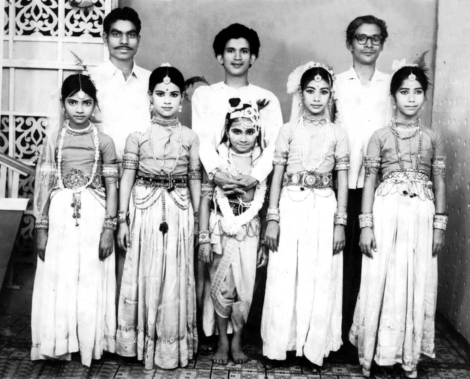 aruna and other dancers in her teens with  their g